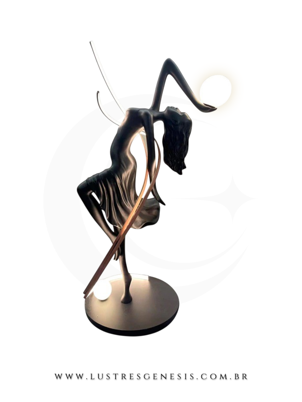 Escultura Ballerina preta com globo fosco iluminado, ideal para hall de entrada, sala de estar ou jardim de inverno, decorando ambiente sofisticado com poltrona bege, quadros e espelho.